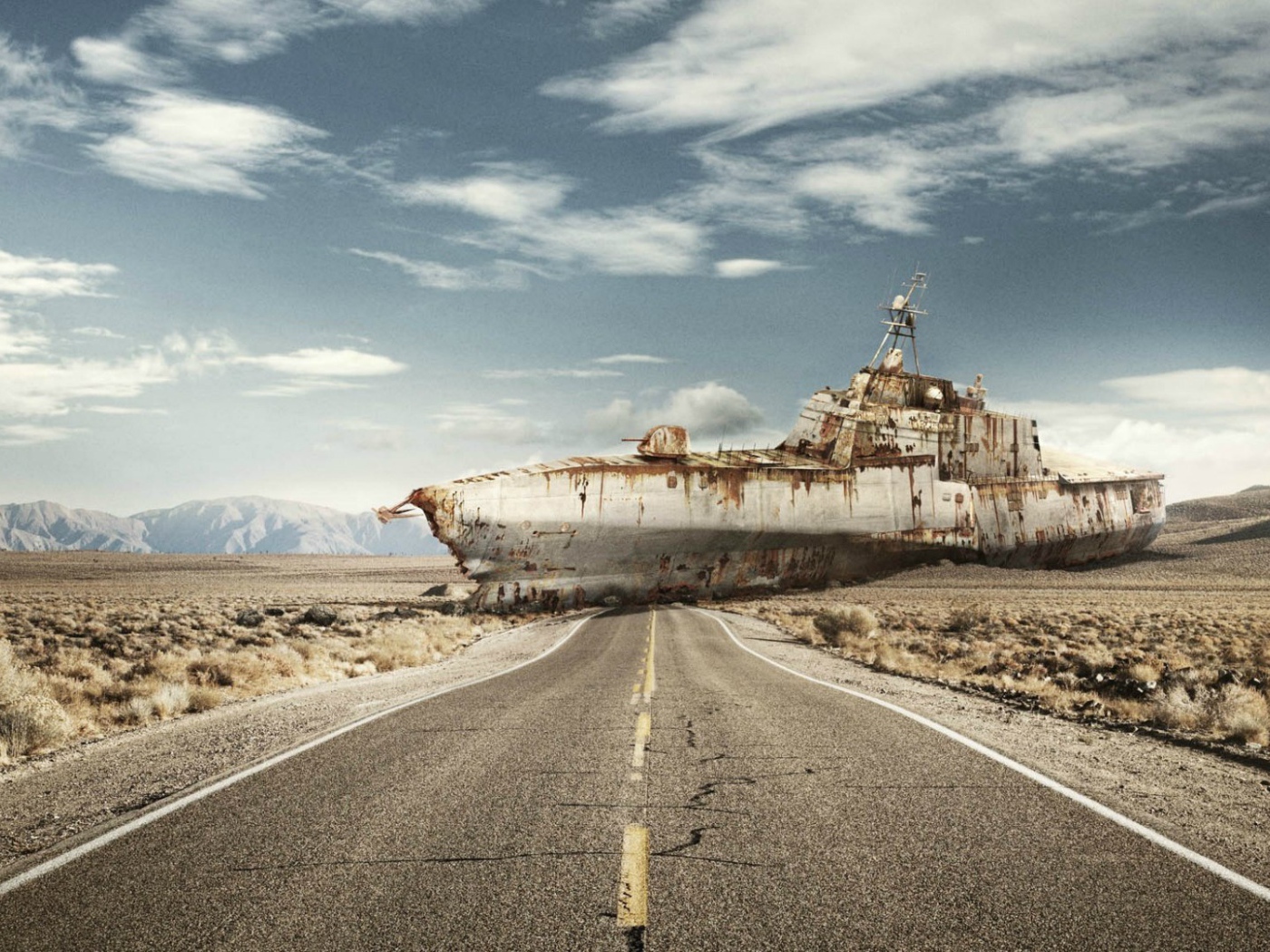 Подводная лодка в пустыне