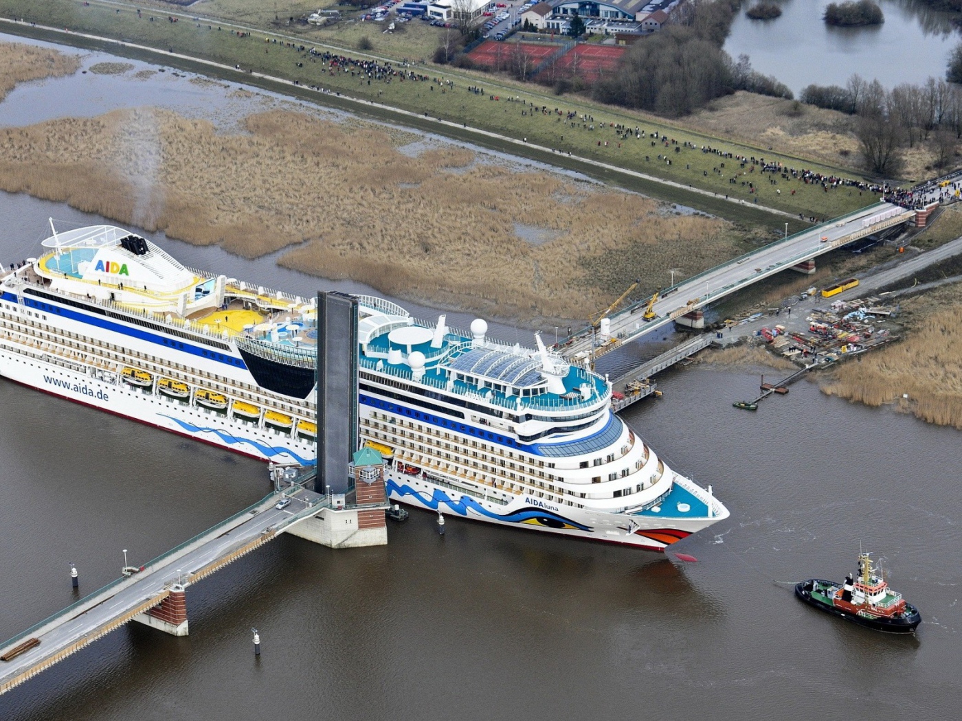 Корабль Аида проходит разводной мост