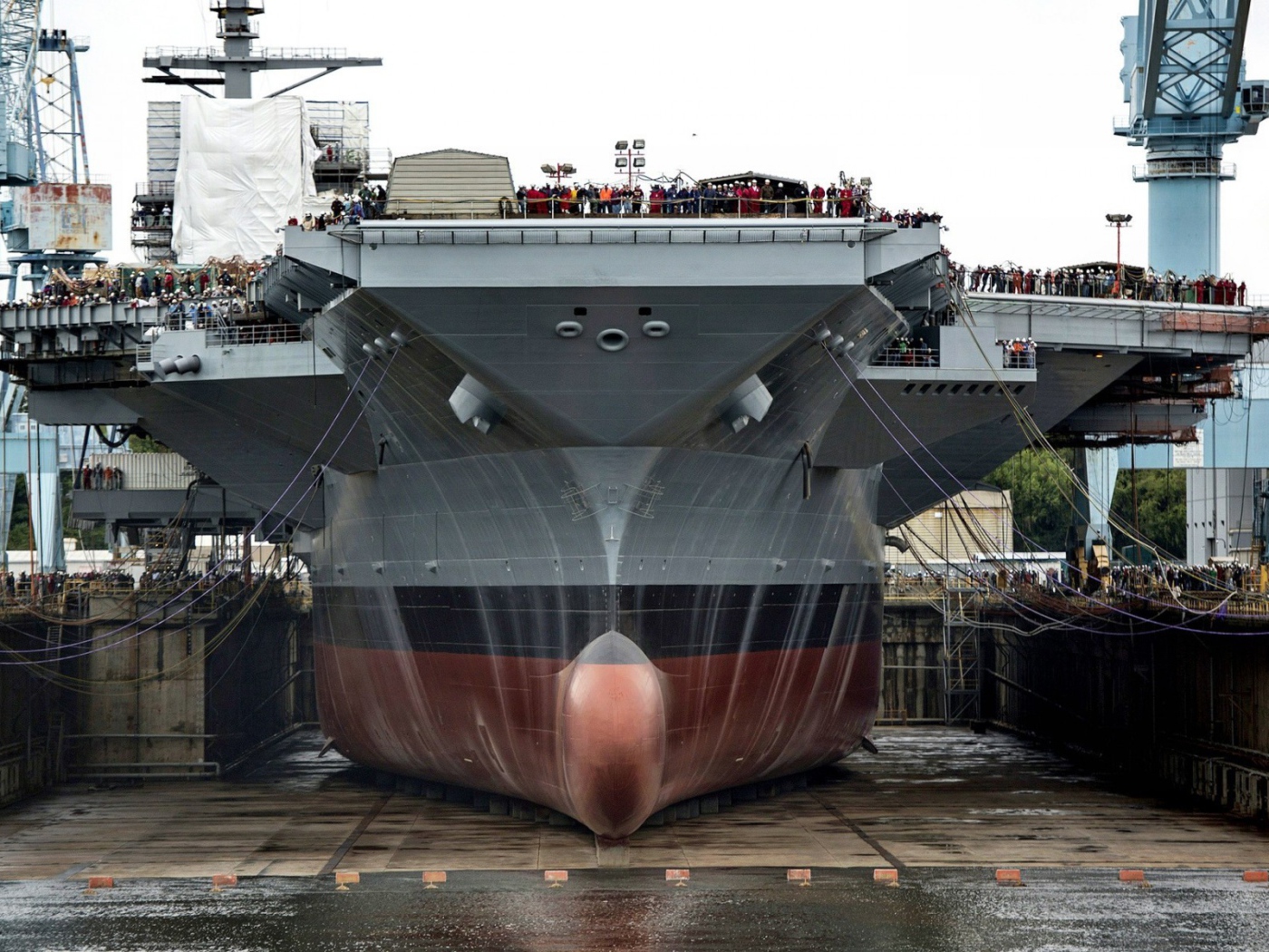 Авианосец в сухом доке