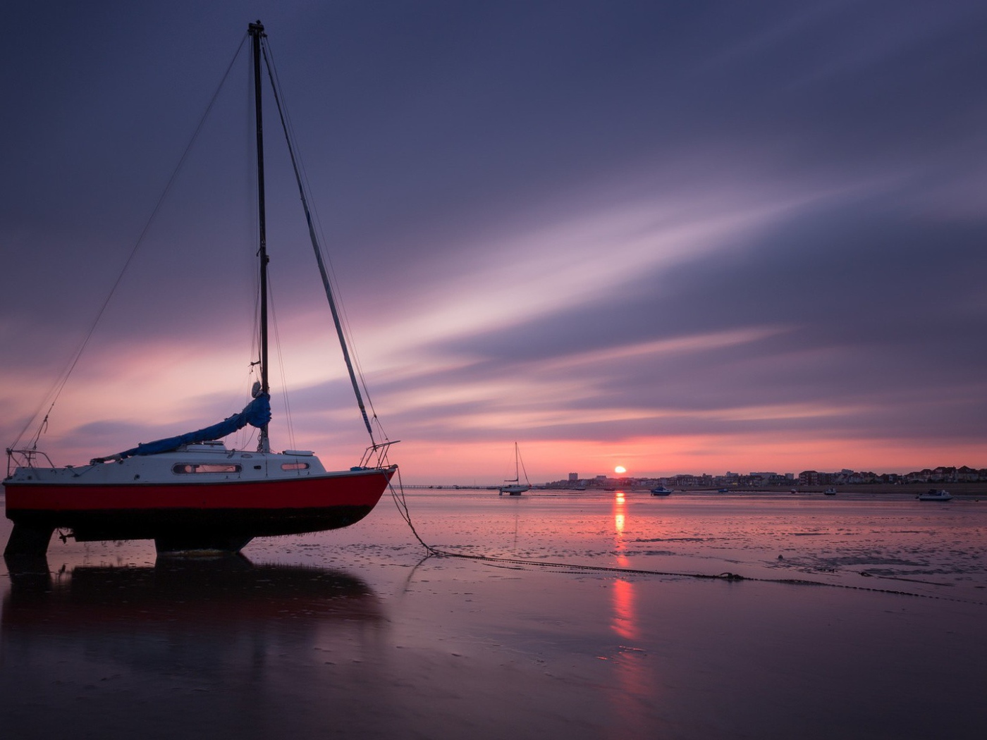 Катер на суше во время отлива