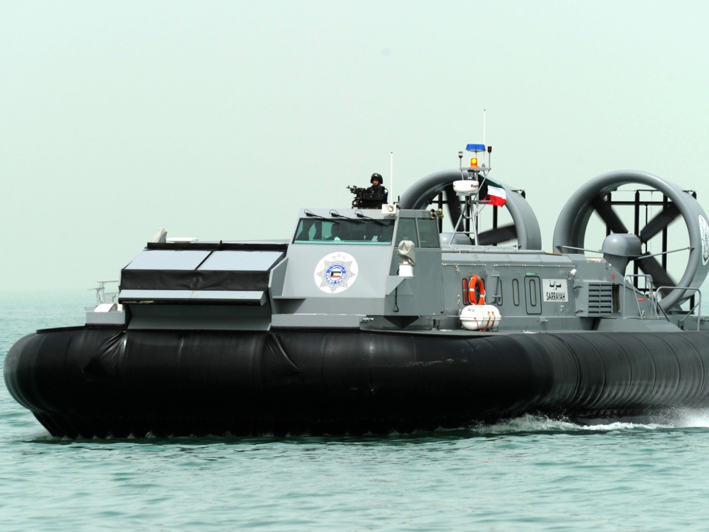 Военный катер на воздушной подушке