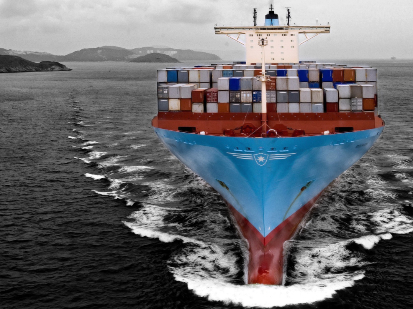 Быстрый контейнеровоз в море