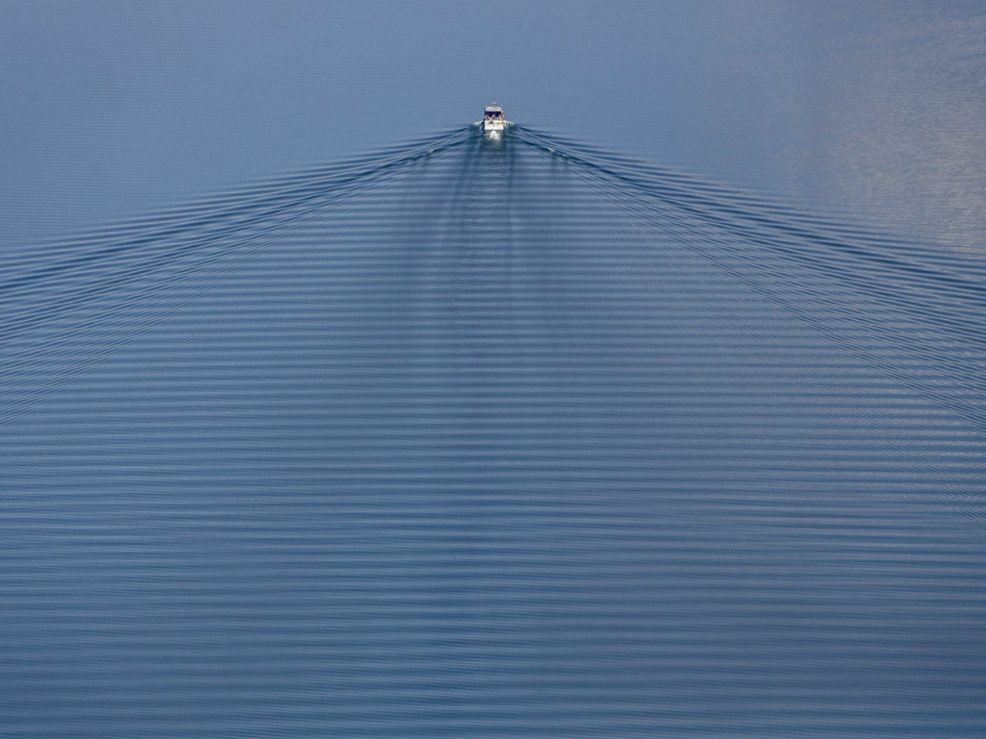 Рябь воды за катером