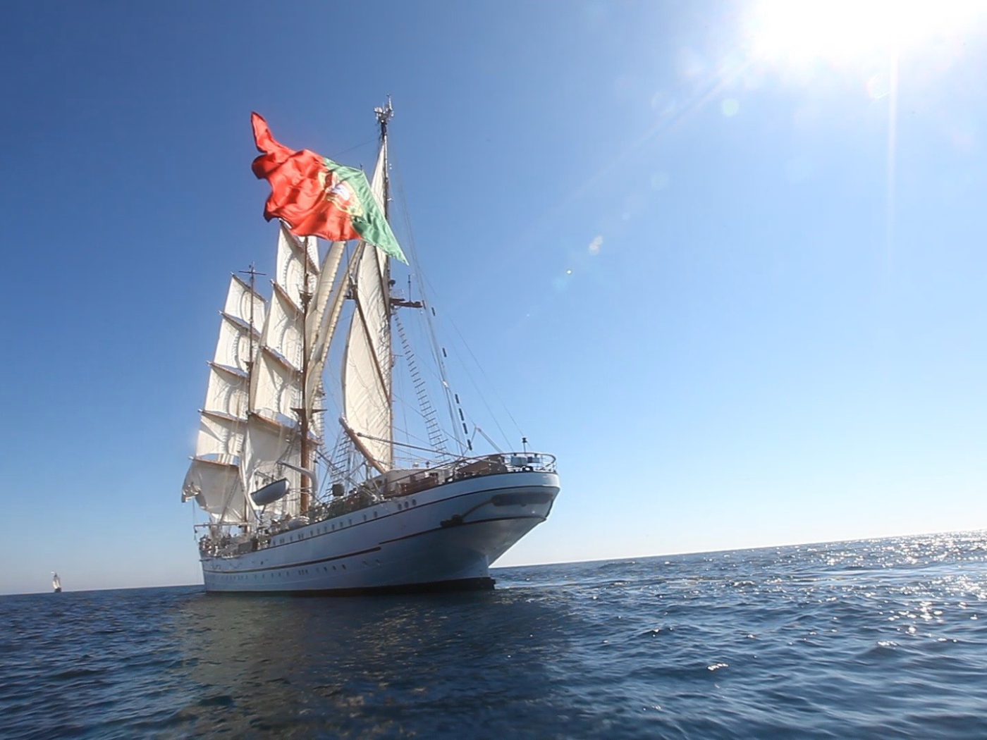 Парусник под флагом Португалии