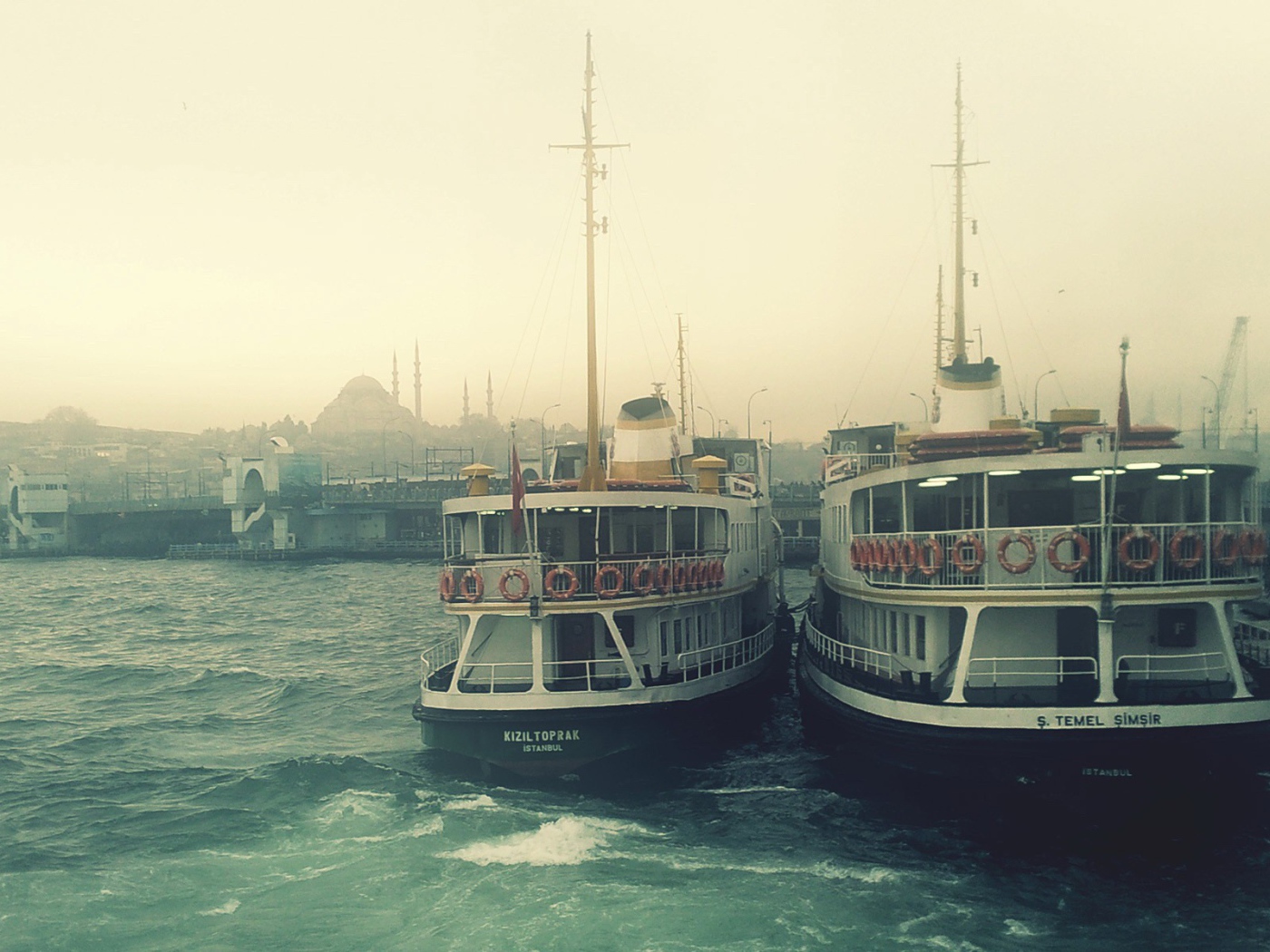 Два прогулочных корабля пришвартованы друг к другу