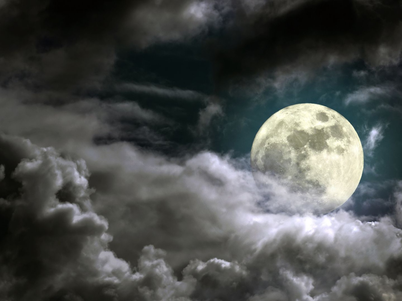 Луна среди ночных облаков