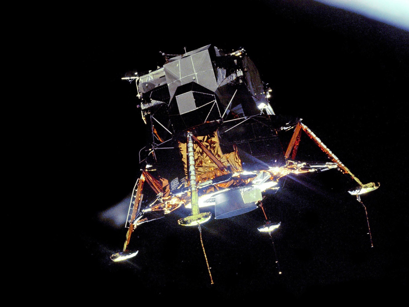 Лунный модуль идет на посадку