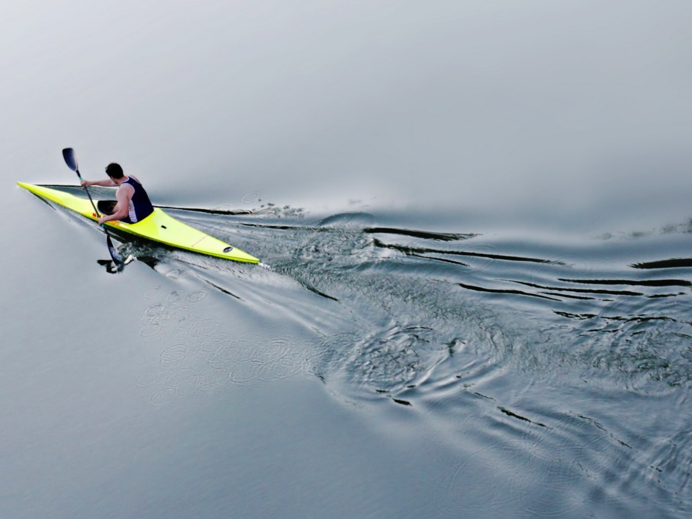 Спортсмен на байдарке в воде