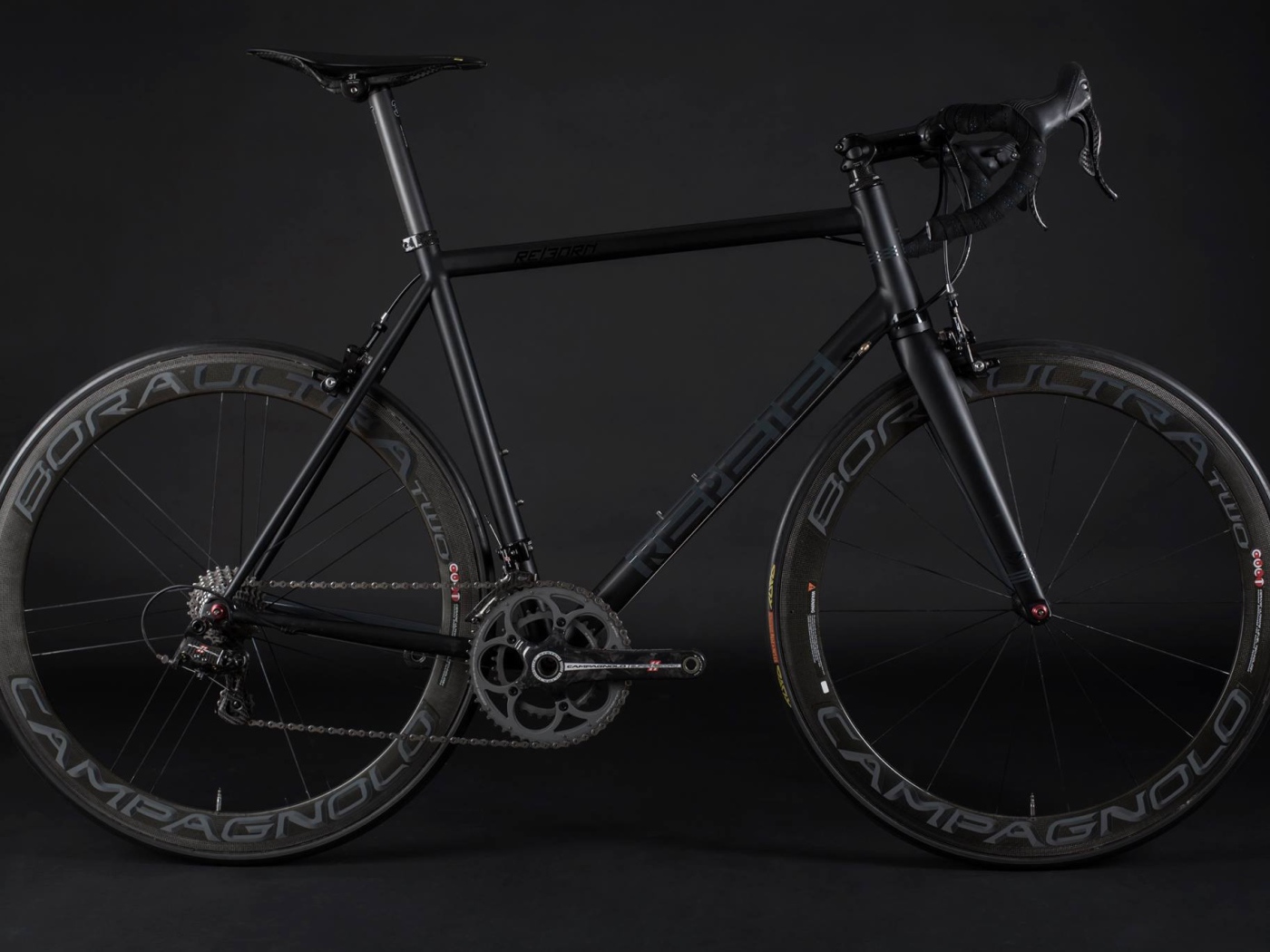 Спортивный велосипед на черном фоне