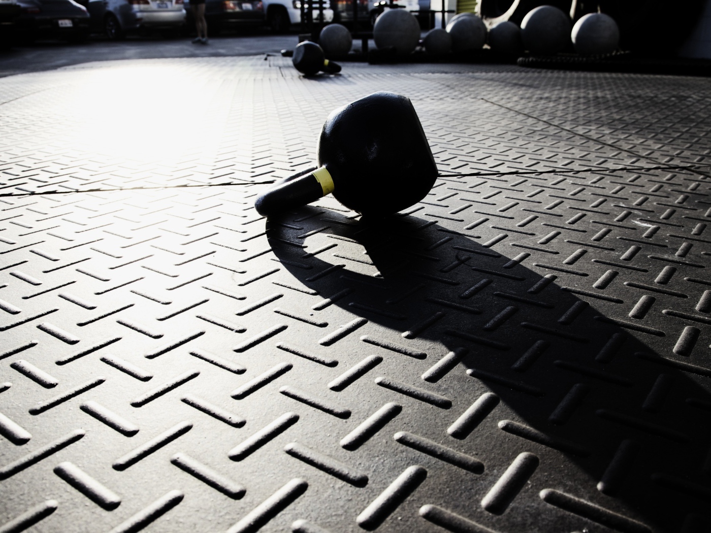 Гиря на железном полу