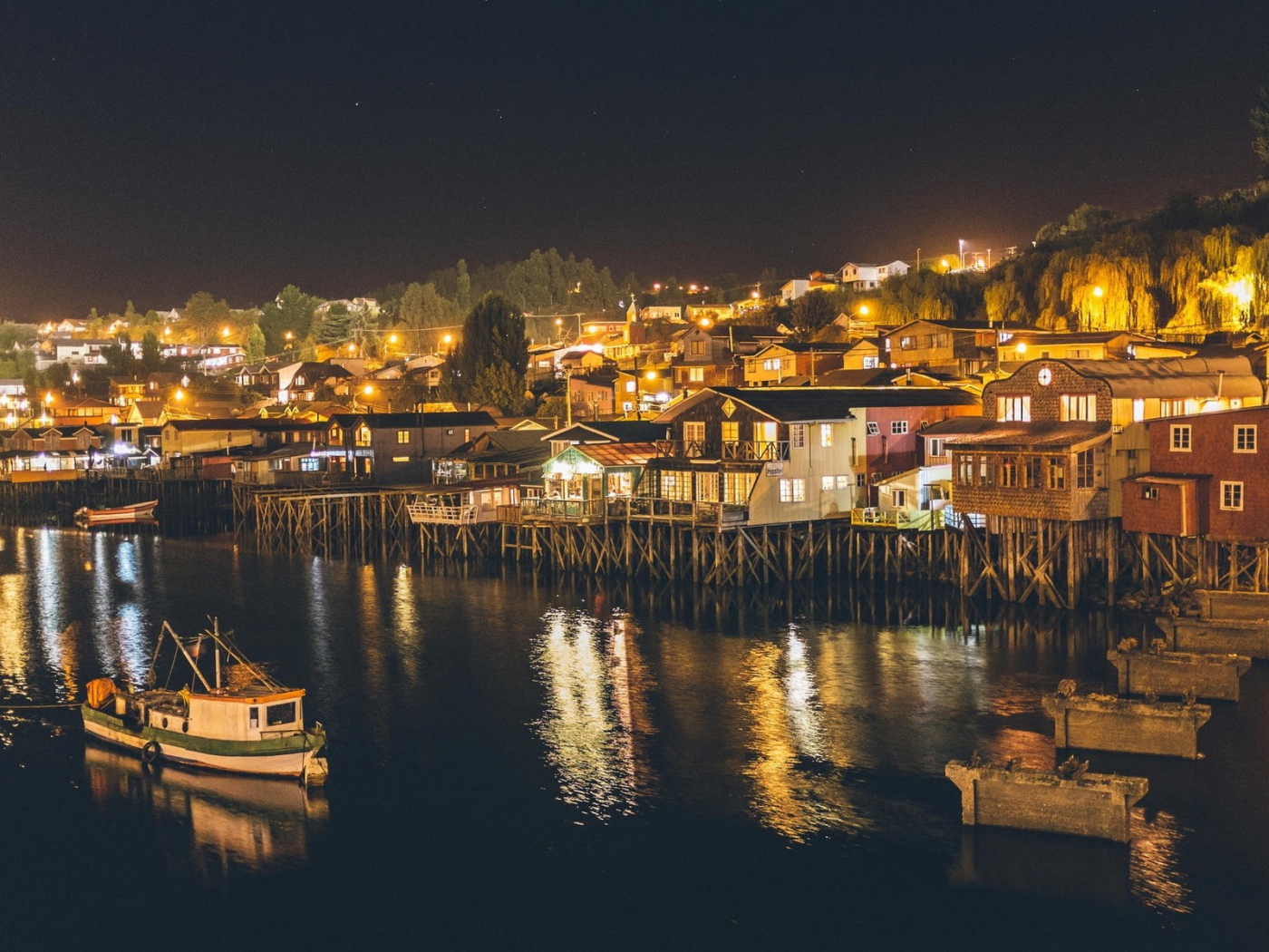 Рыбацкий поселок у берега в Чили