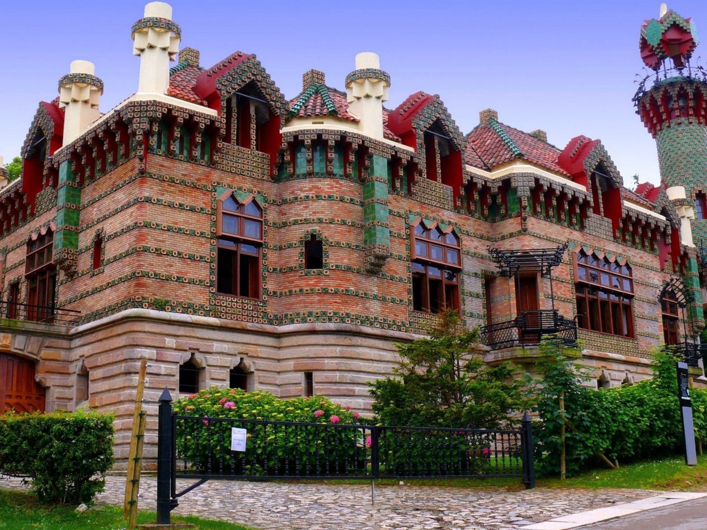 Яркий сказочный замок