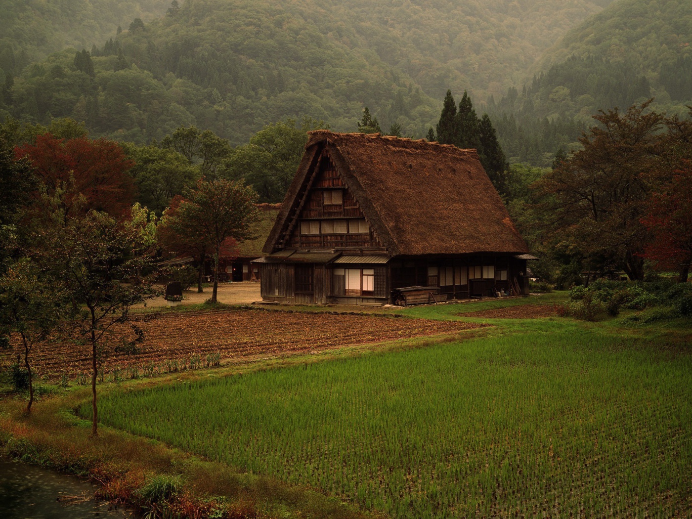 Деревенский дом среди гор
