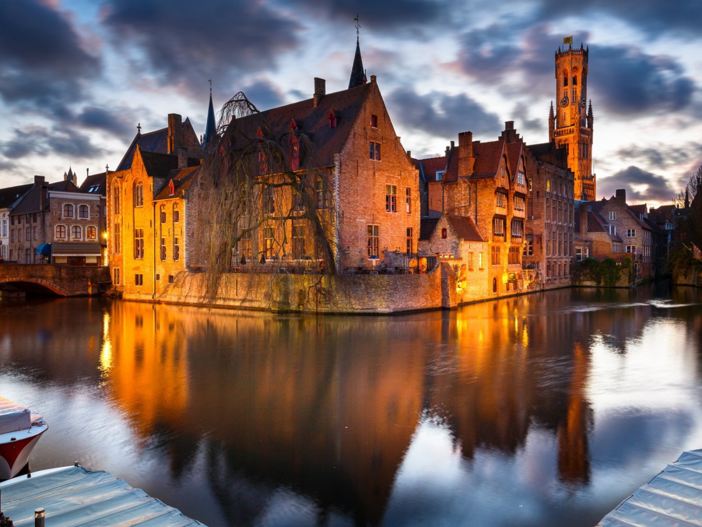 Дома у реки в городе Брюгге, Бельгия