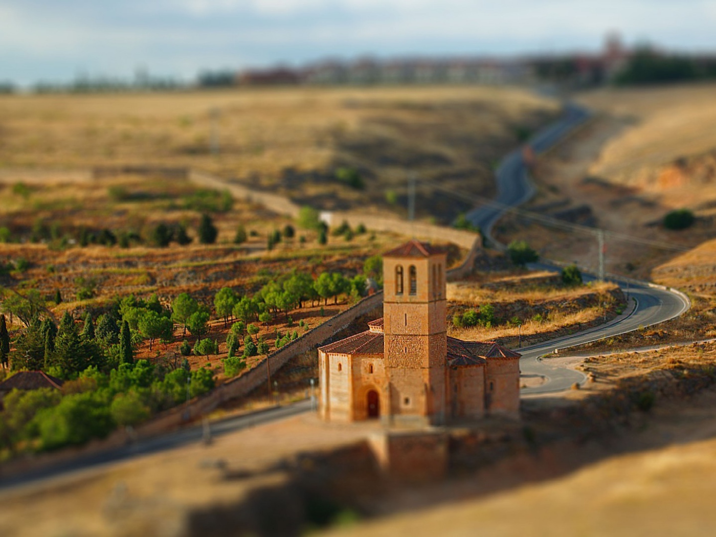 Старый каменный дом у дороги