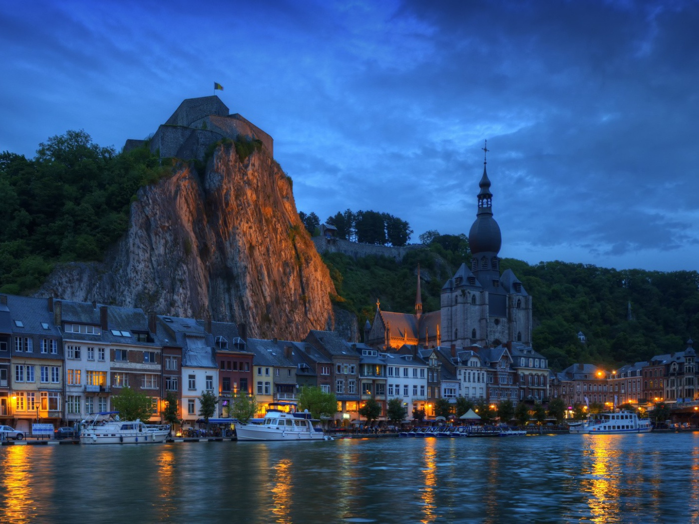 Городок у подножия скалы, Бельгия