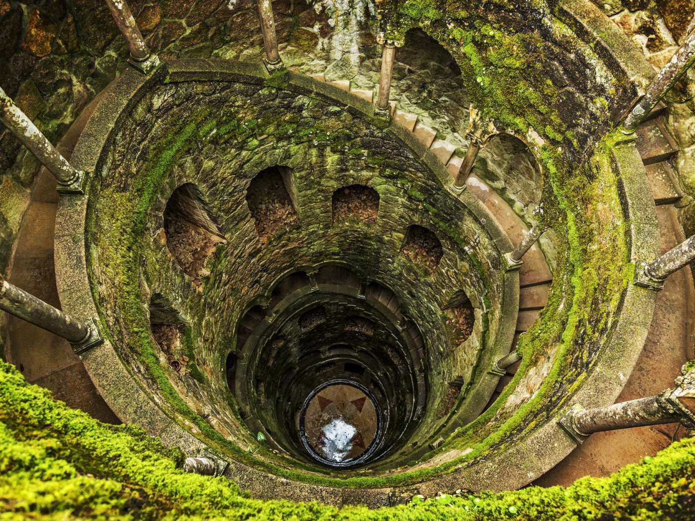 Башня выдолбленная в скале