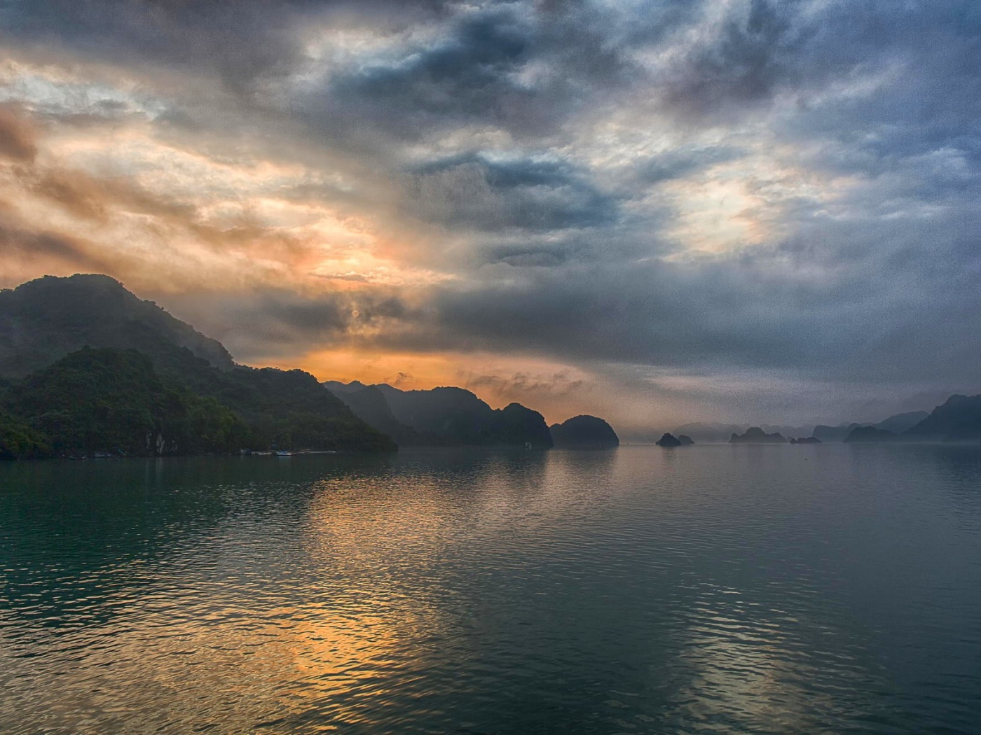 Закат в бухте Халонг, Вьетнам