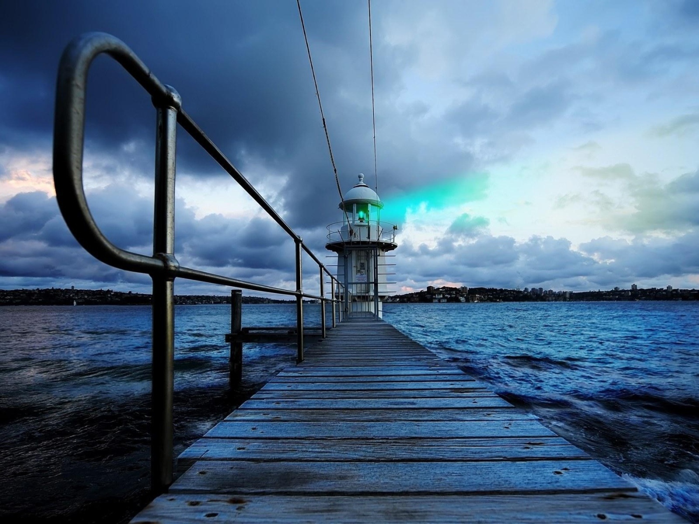 Деревянный пирс и маяк в Австралии