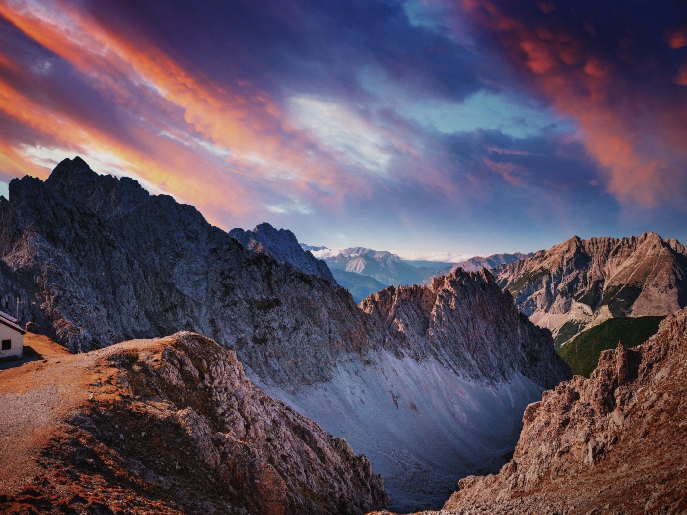 Розовые облака над скалами в Австрии