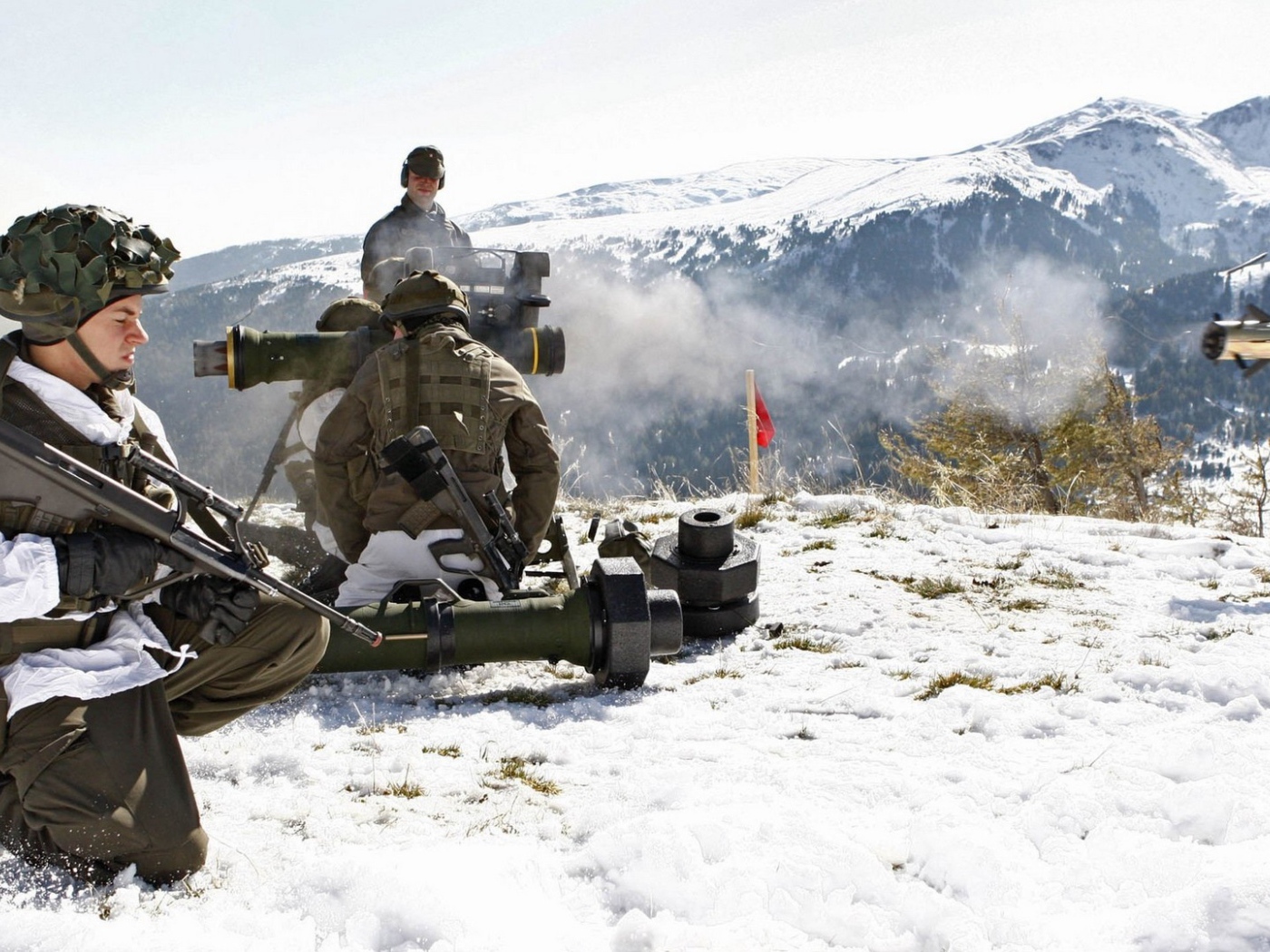 Солдаты тренируются в горах Австрии