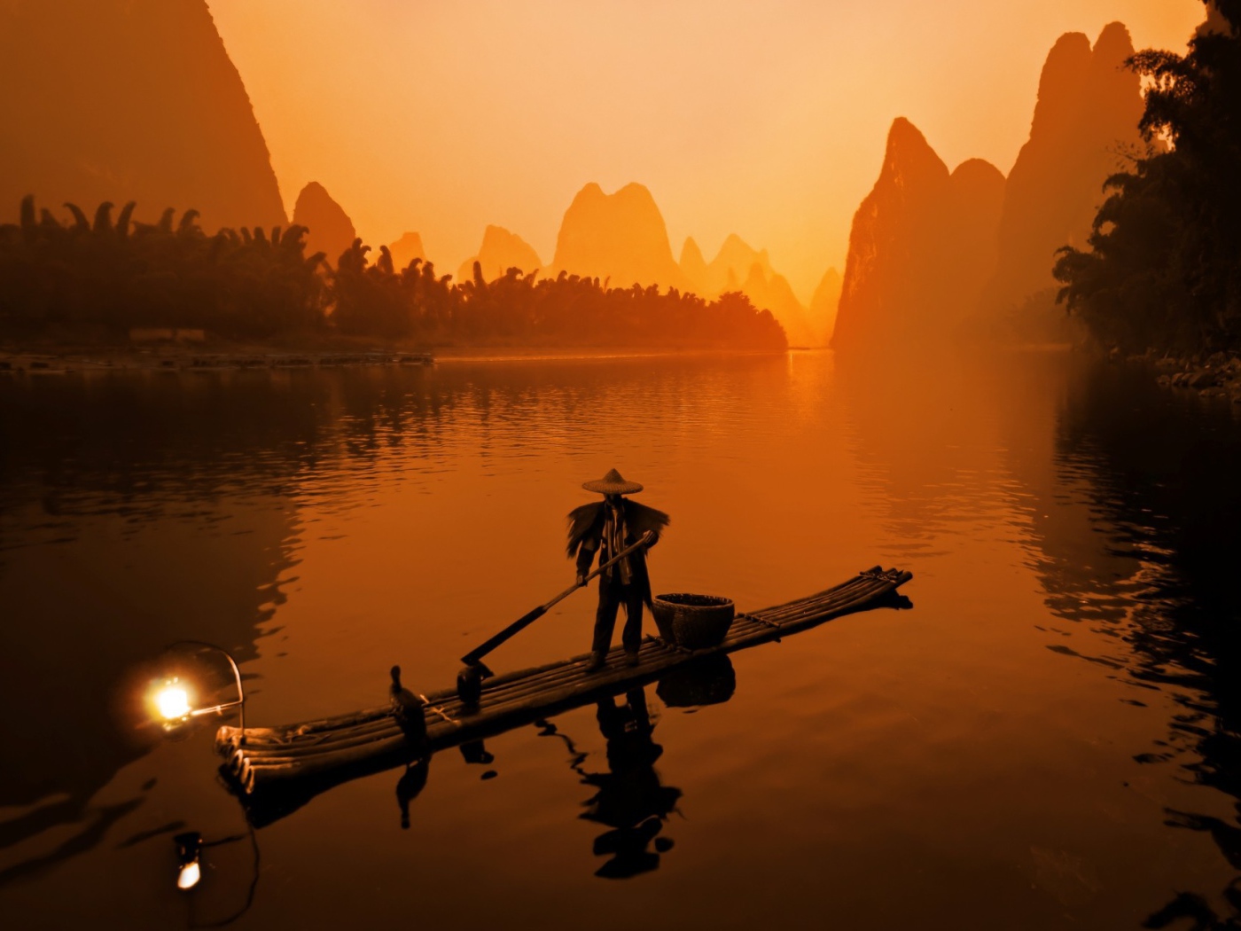 Китайский рыбак на восходе солнца
