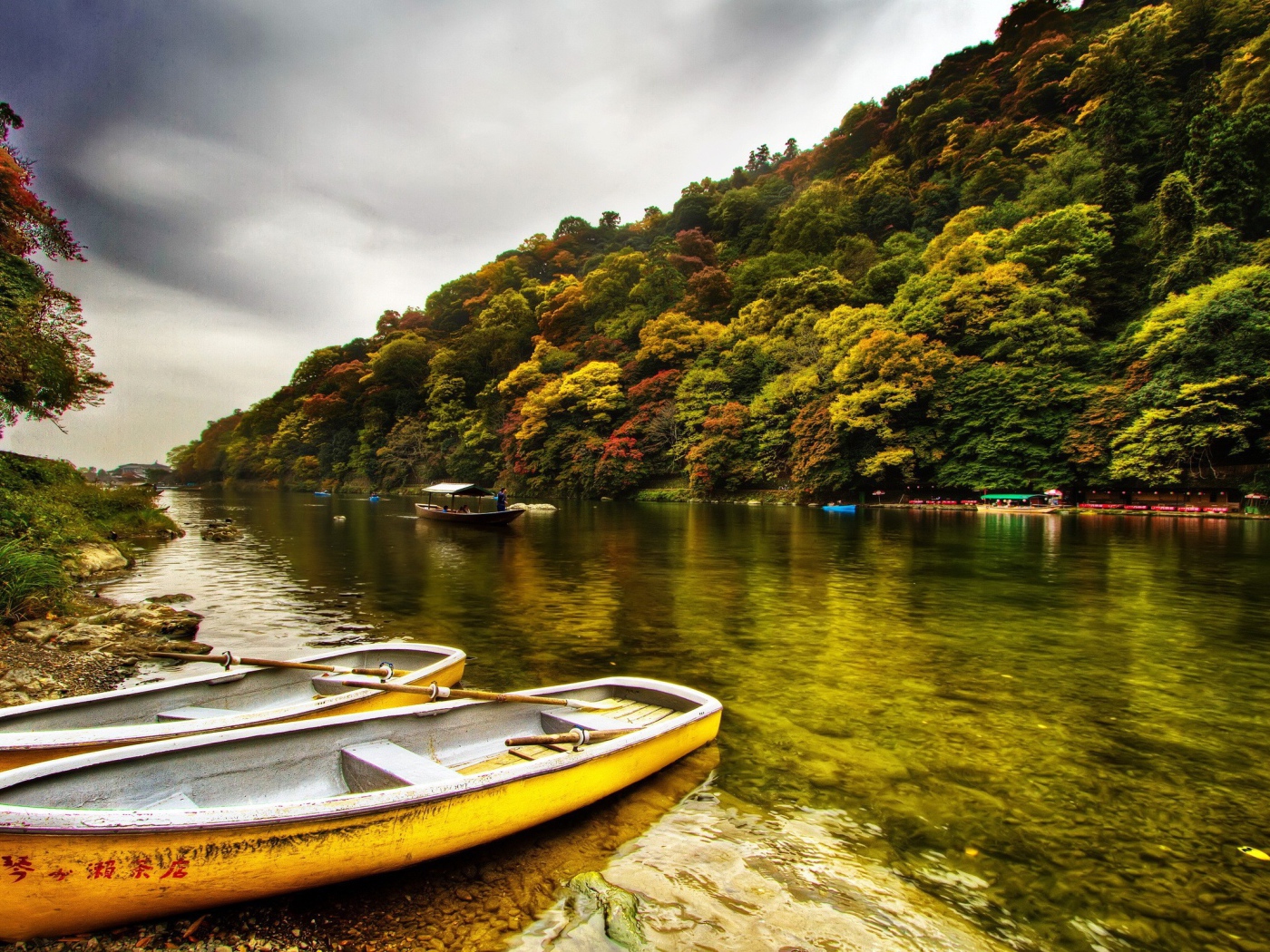 Желтые лодки у берега реки в Китае