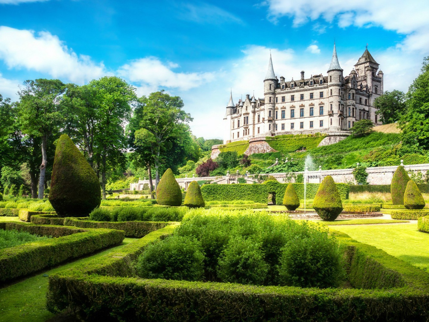 Замок Данробин в Шотландии