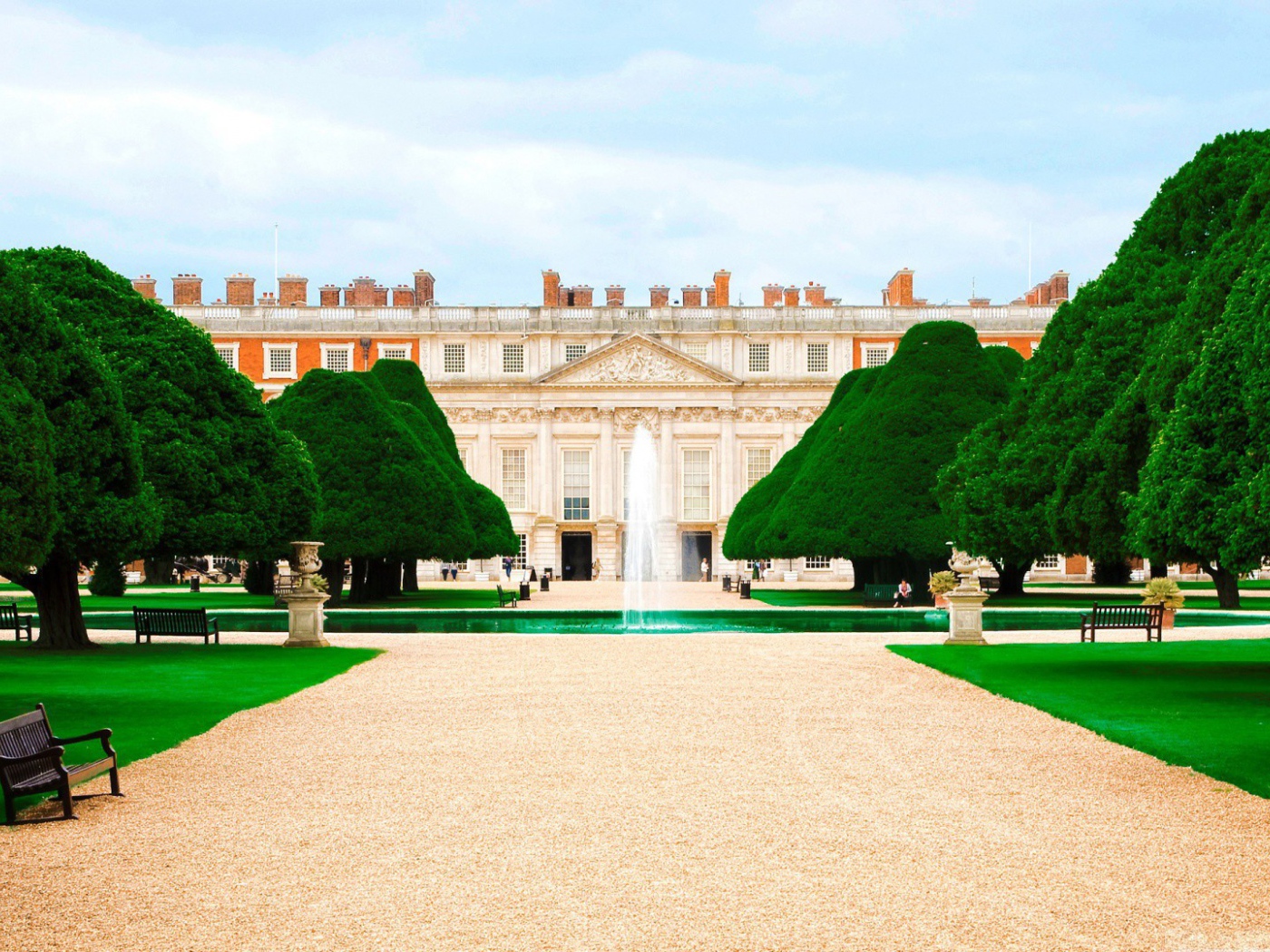 Великолепный замок Хамптон в Англии