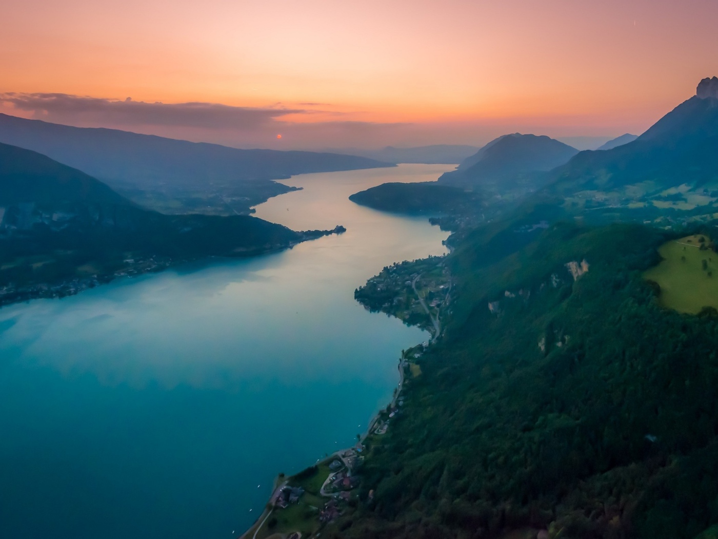 Холмы над рекой во Франции