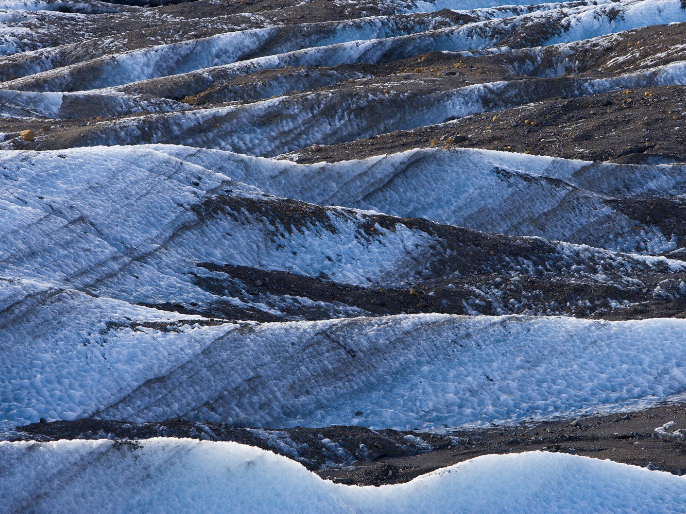 Заснеженные склоны гор в Исландии