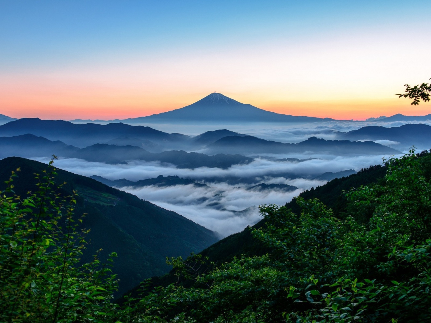 Гора Фудзи в тумане, Япония