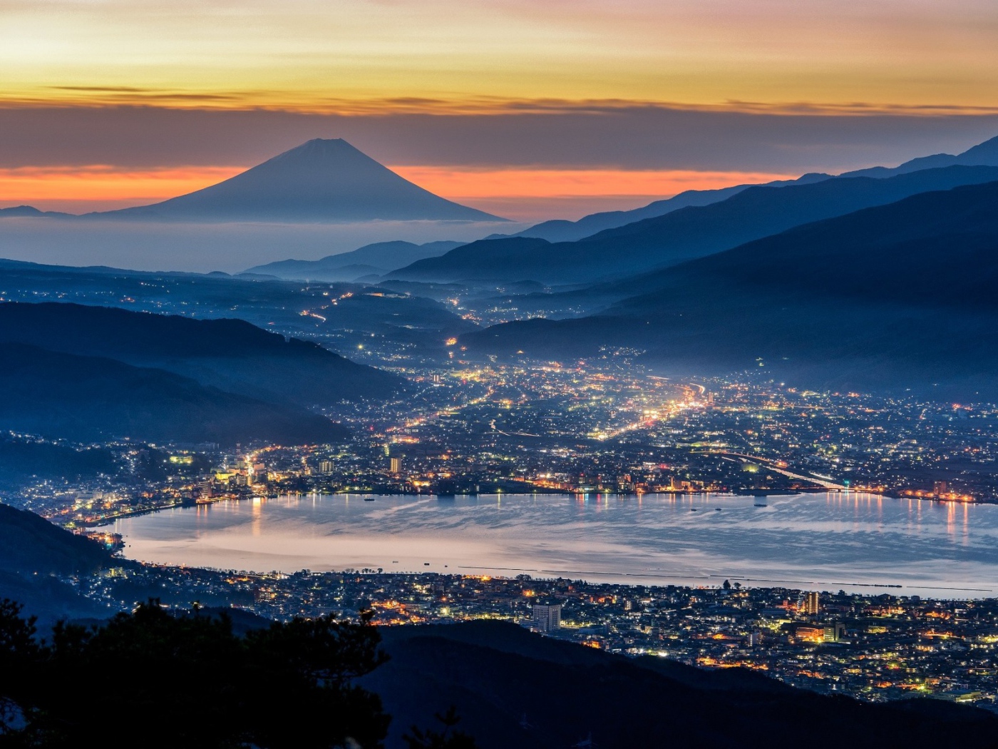 Ночной город на фоне горы Фудзи, Япония