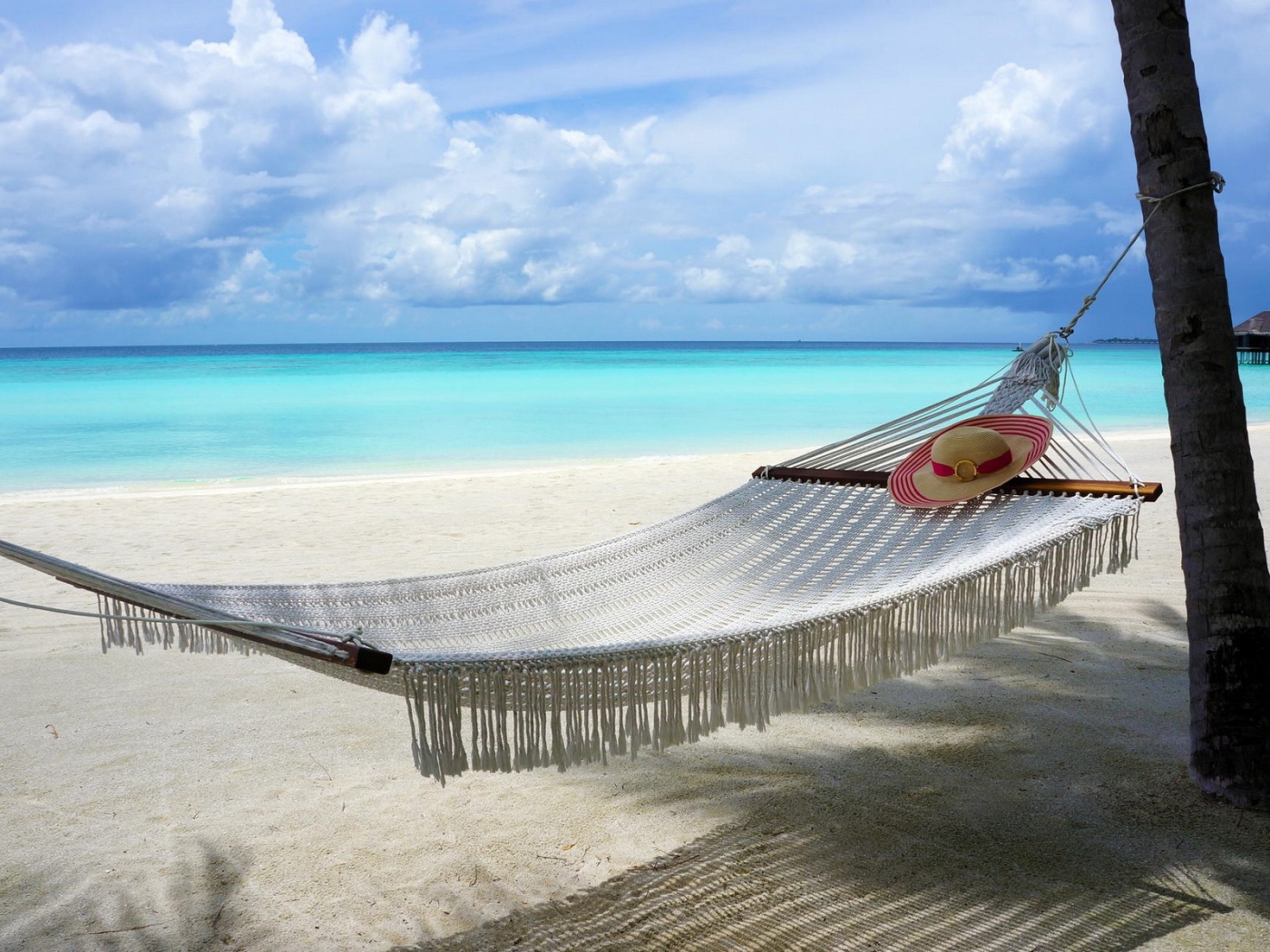 Белый гамак на пляже, Мальдивы