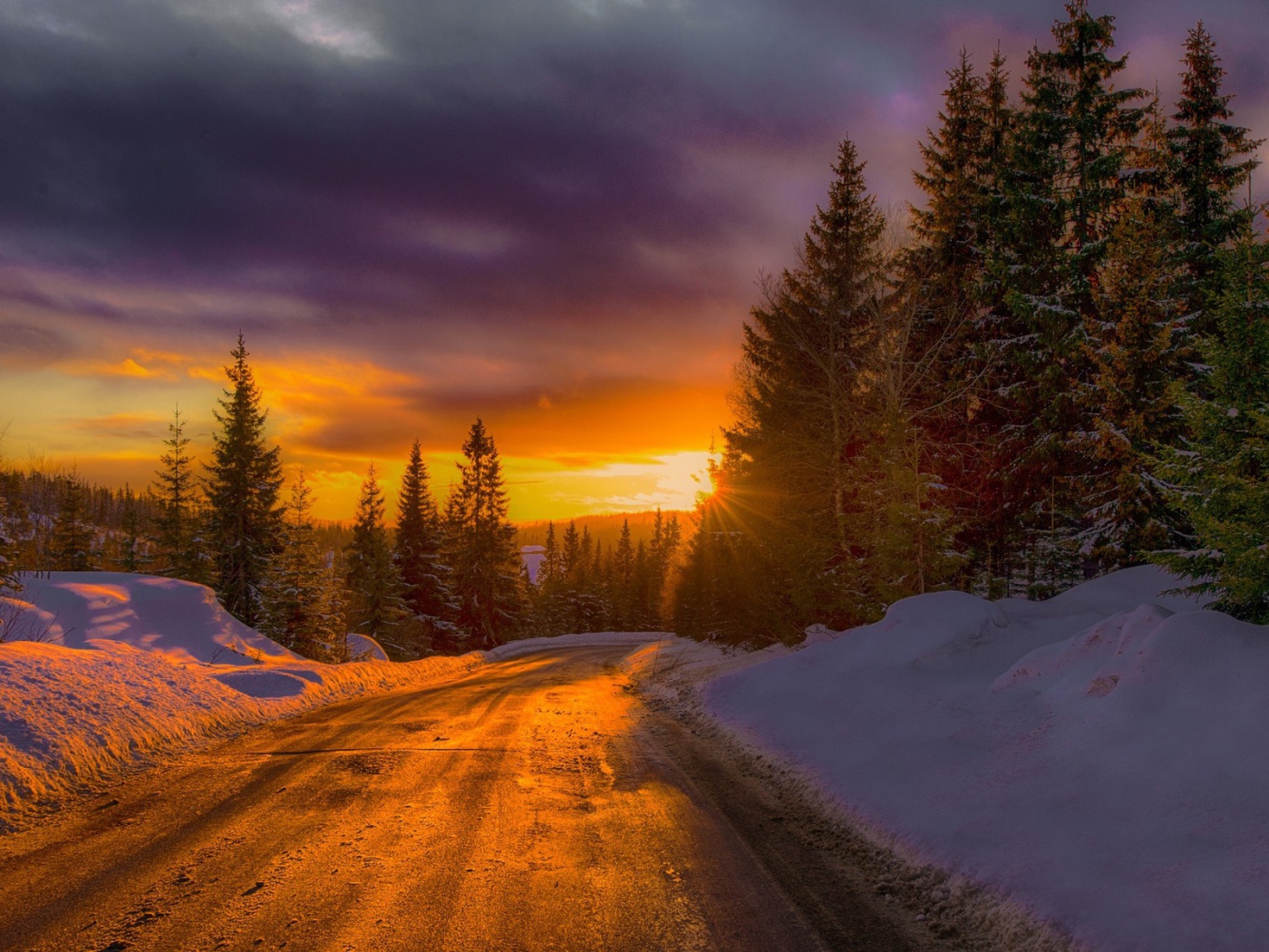 Закат на зимней дороге в Норвегии