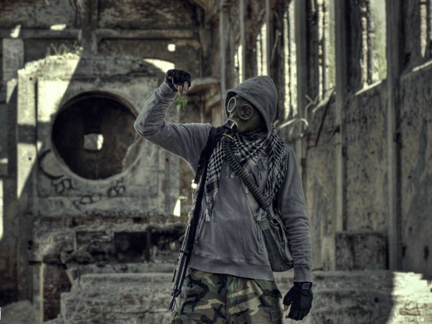 Сталкер в заброшенном здании в Польше