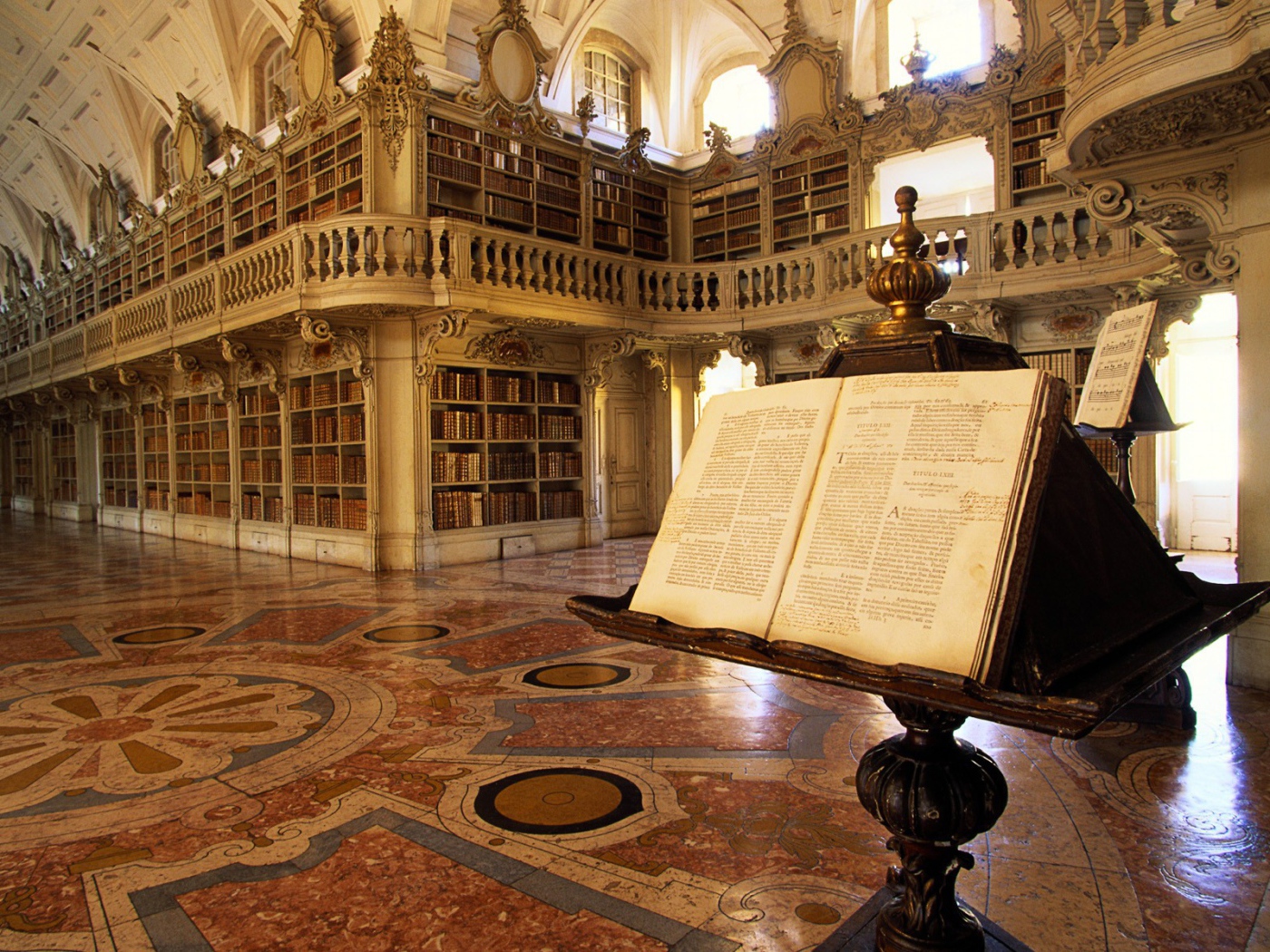 Старинная книга в библиотеке, Португалия