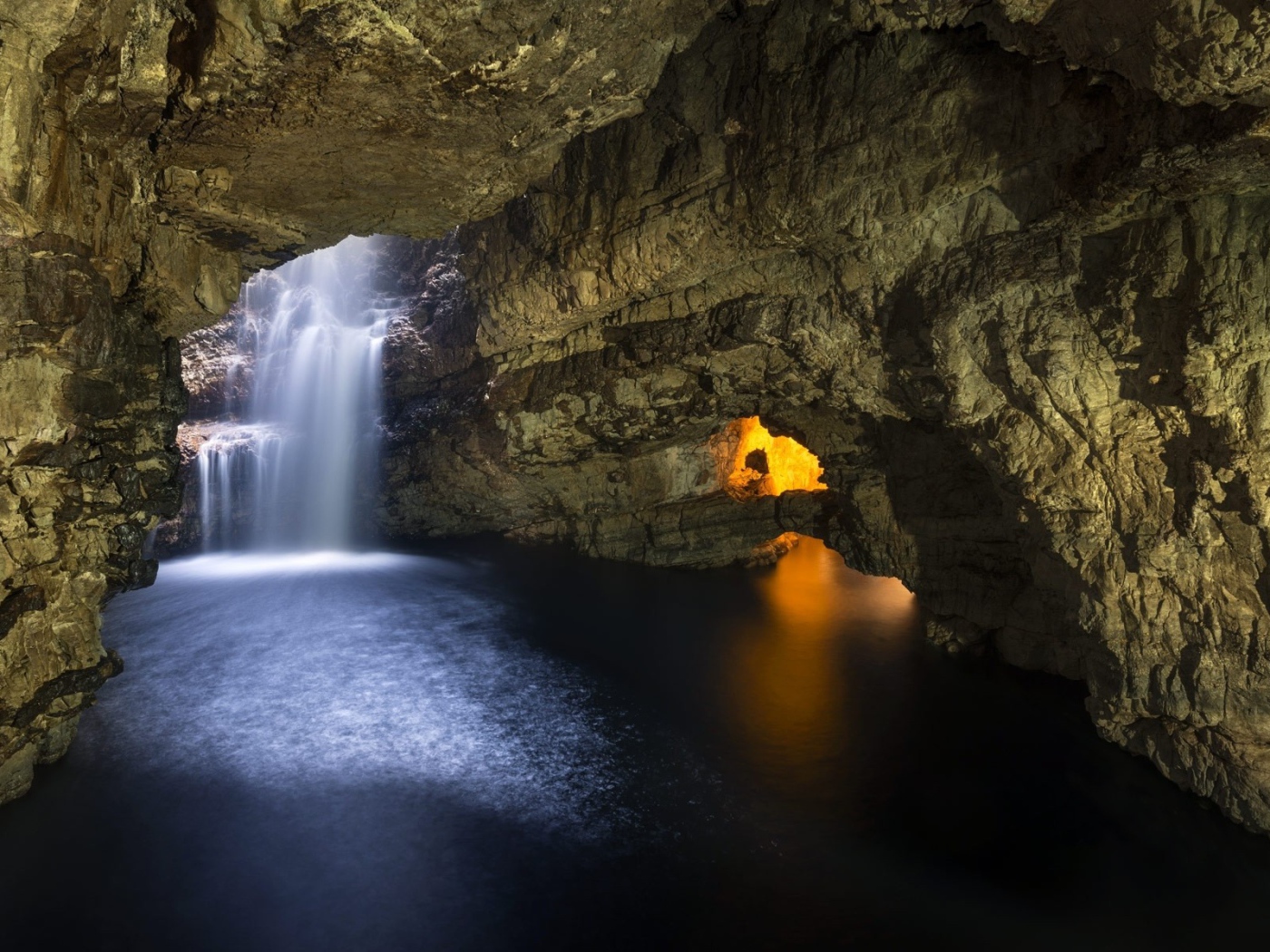 Водопад в каменной пещере в Шотландии