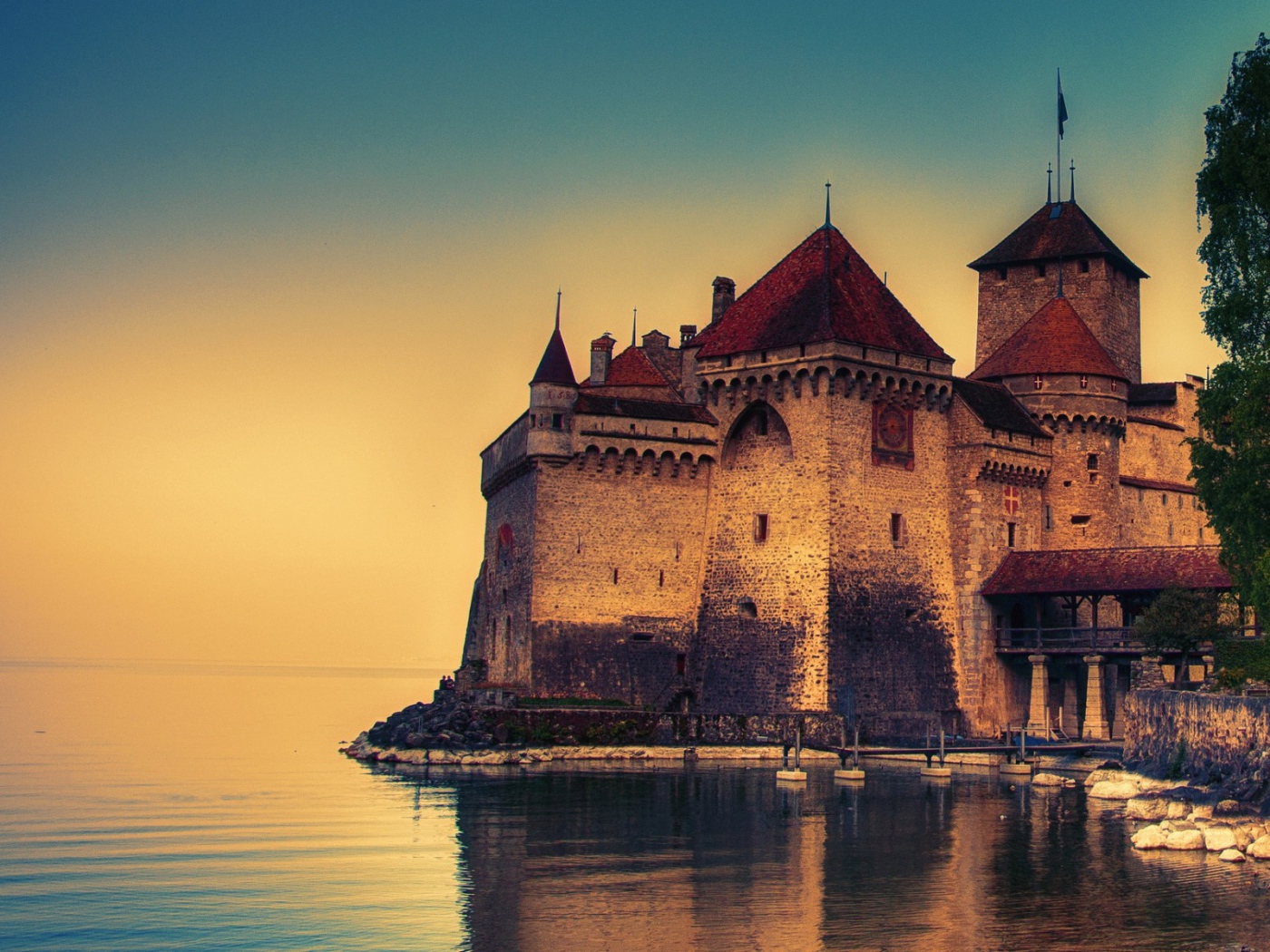 Шильонский замок на берегу Женевского озера