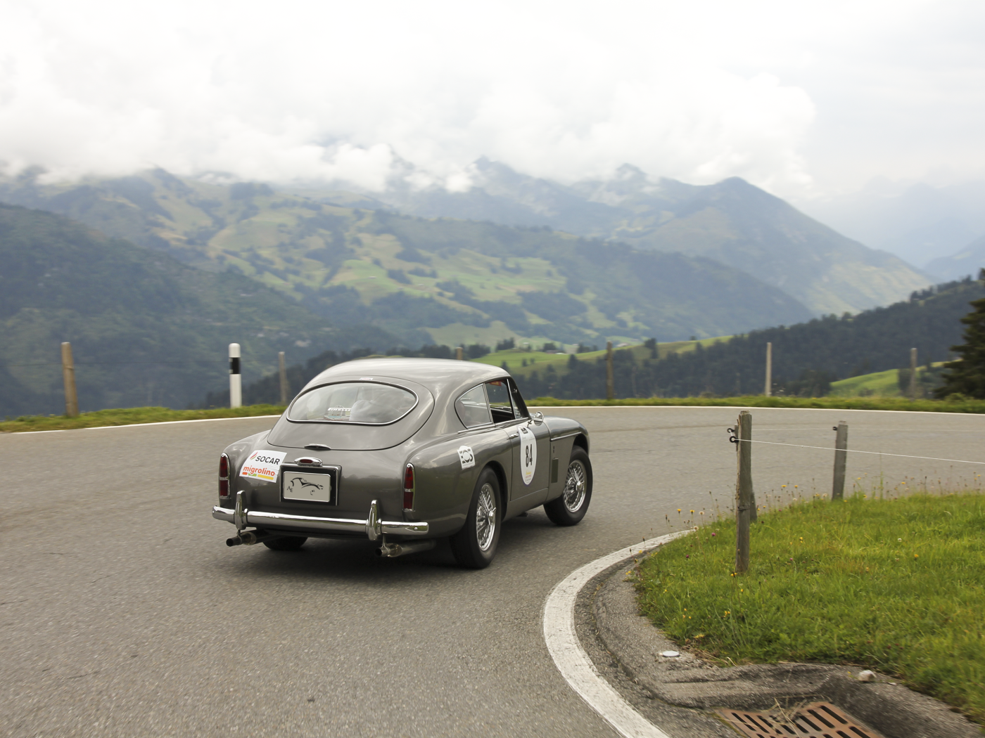 Ретро автомобиль на горной дороге в Швейцарии