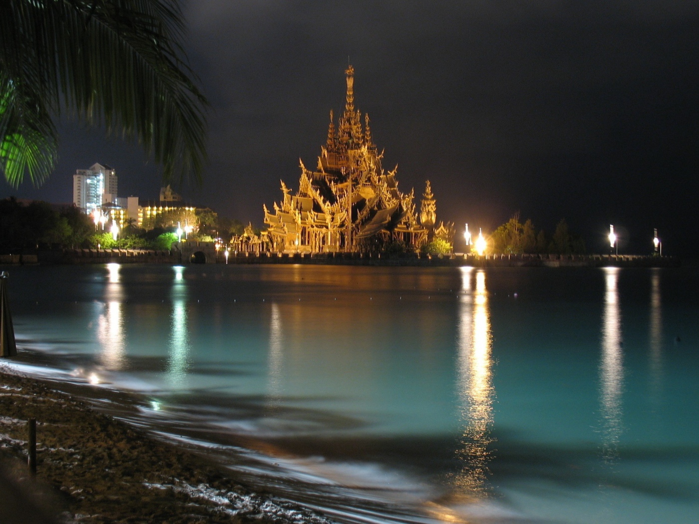 Буддийский храм позади воды