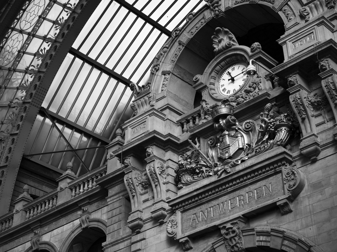 Часы на вокзале в Бельгии