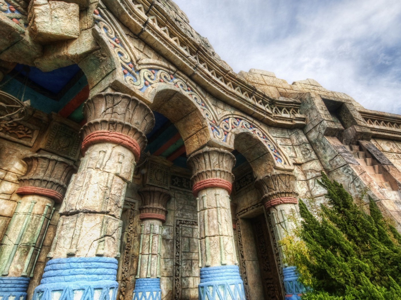 Колонны старинных зданий, фото HDR