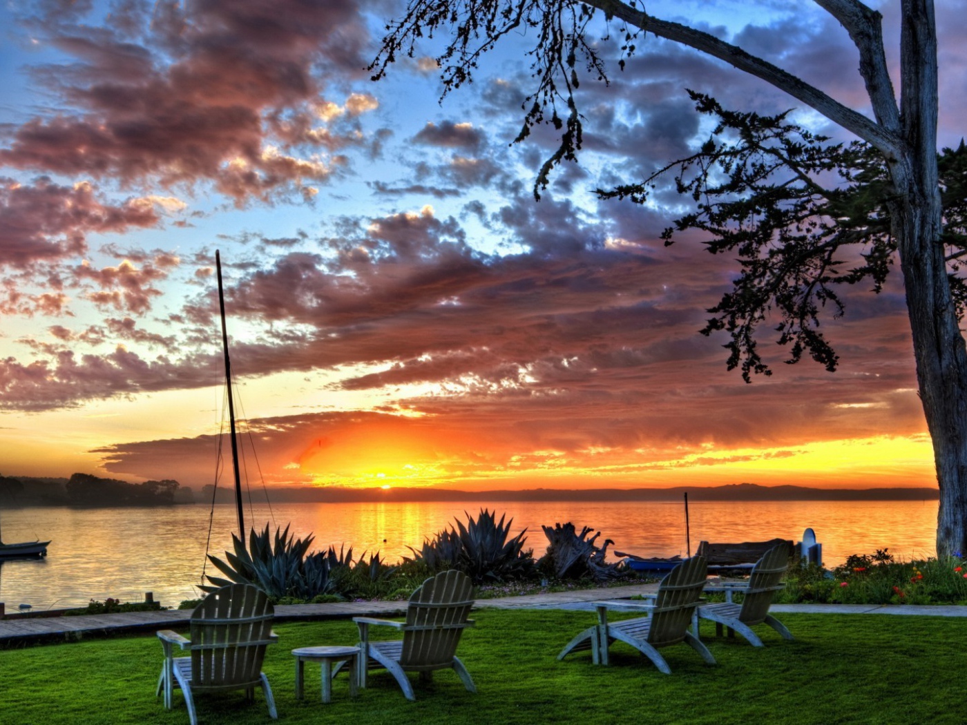 Шезлонги на берегу озера на закате, фото HDR