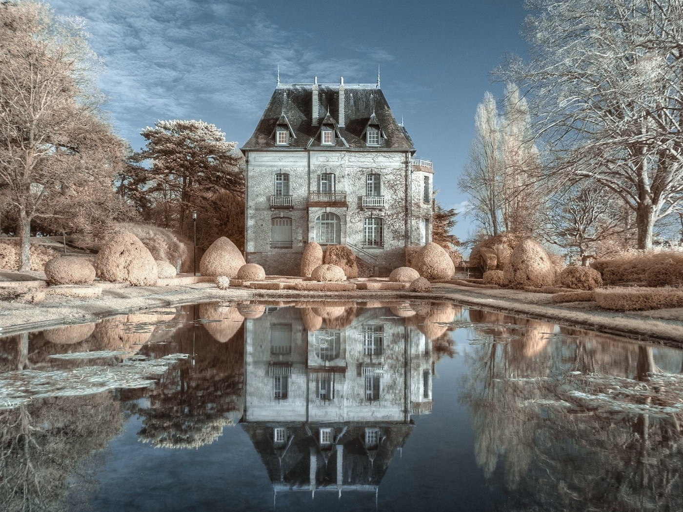 Сказочный замок зимой