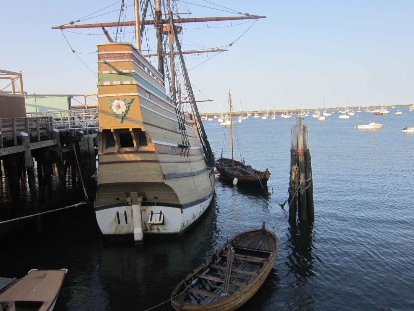 Современная копия старинного корабля