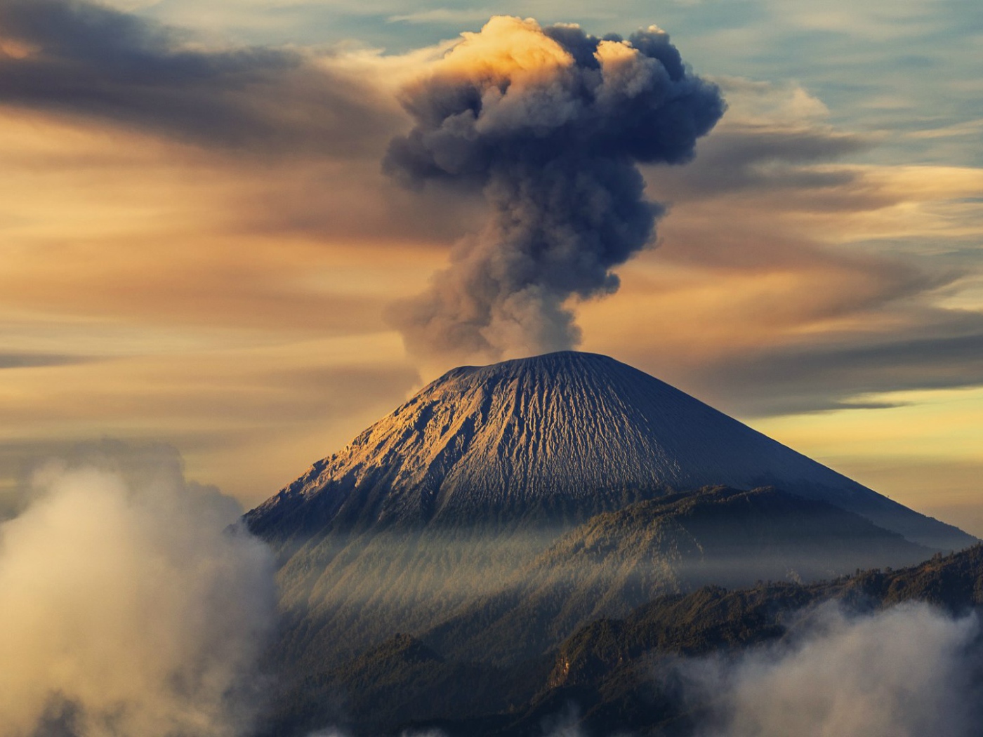 Семеру - самый высокий вулкан на острове Ява в Индонезии