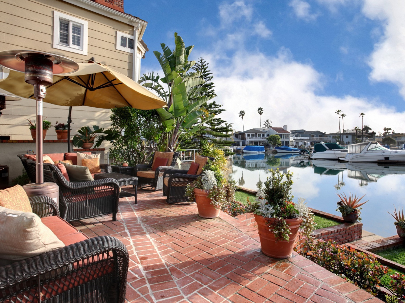 Плетеные кресла и цветы в горшках у набережной