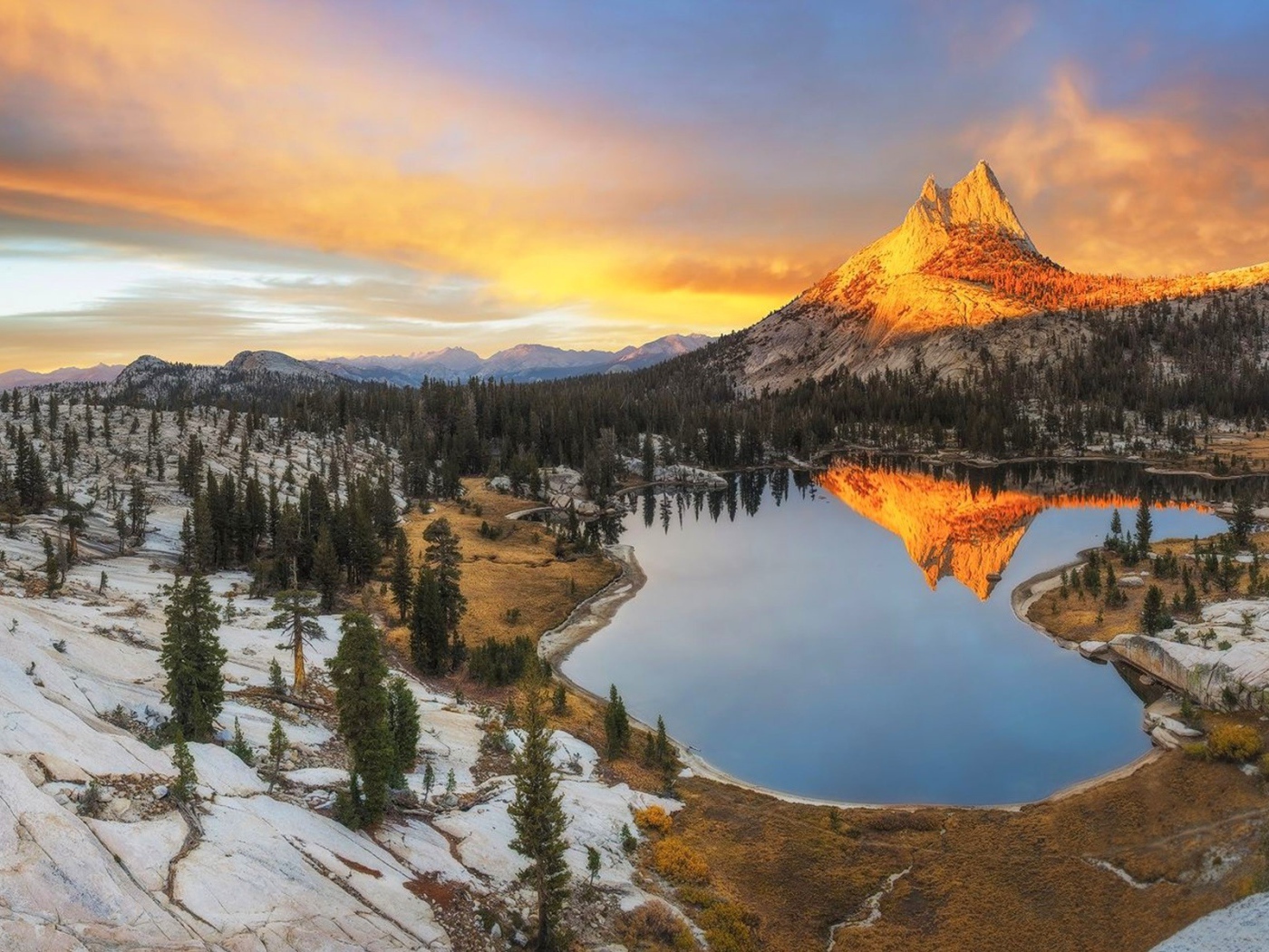 Золотая скала над озером, Калифорния