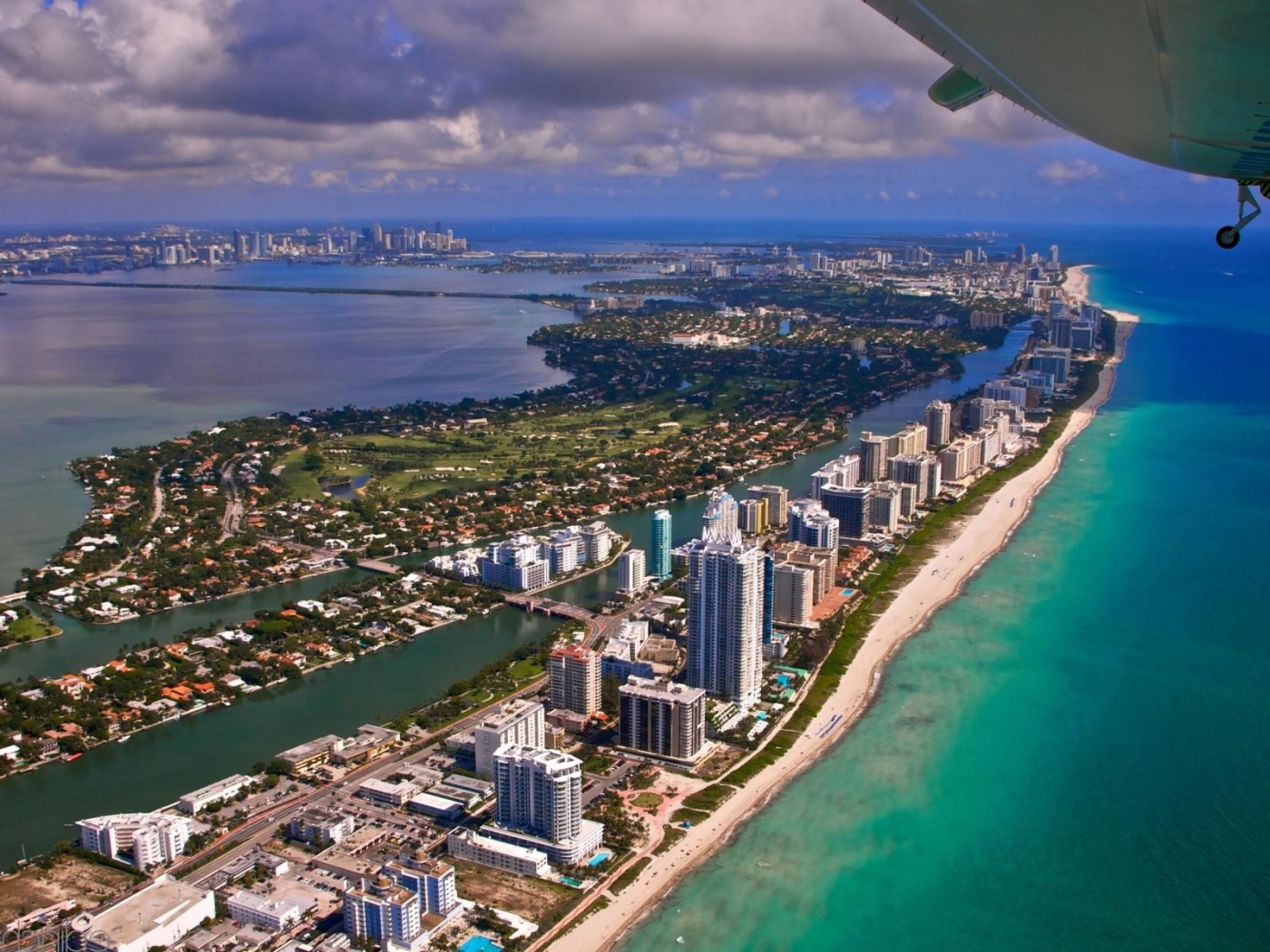 Курорт Майами под крылом самолета